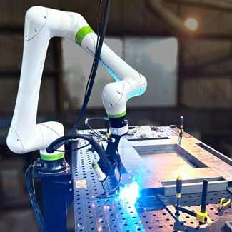 作業者とロボット溶接機による協働作業
